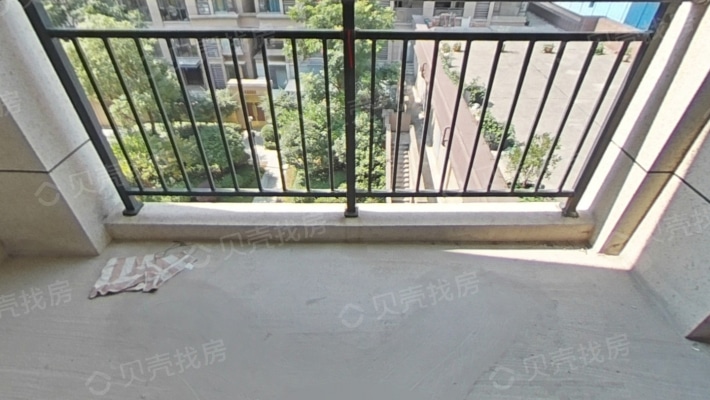 高铁站旁东投中央城复试毛坯公寓可做2房-阳台