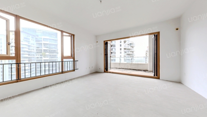 麓山国际茵特拉肯B区二手房实景图