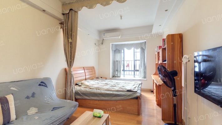 保利高尔夫郡水晶宫寓二手房实景图