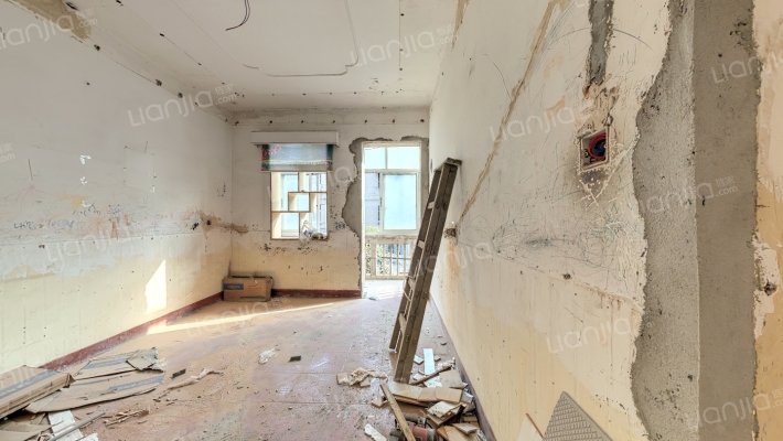 砂轮厂宿舍二手房实景图