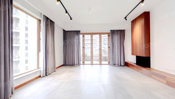 麓山国际茵特拉肯B区二手房实景图