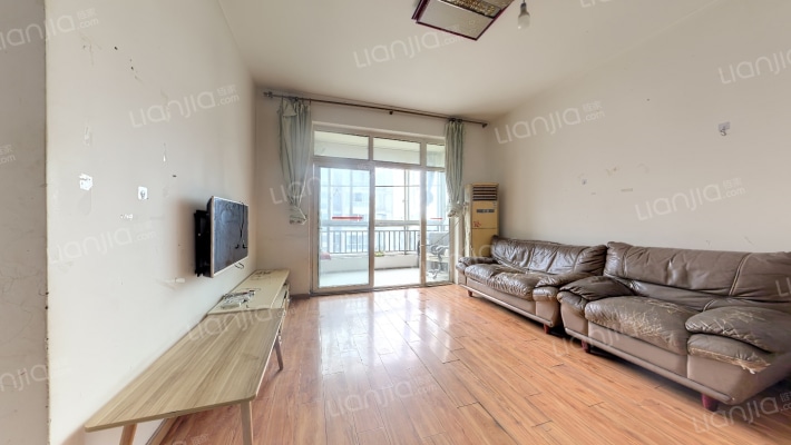 亚丁小镇二手房实景图