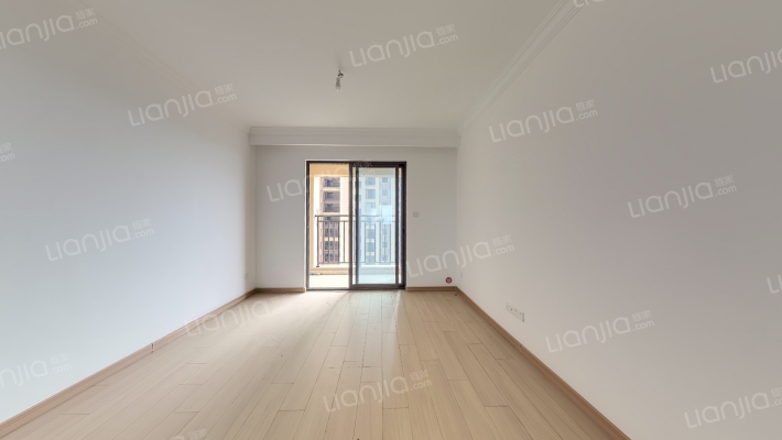 世茂龙湾八期二手房实景图