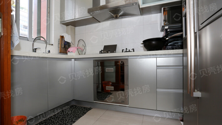 配套设施齐全,交通便利,此房价格带一个地下产