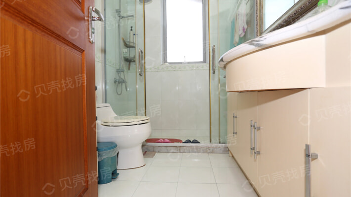 配套设施齐全,交通便利,此房价格带一个地下产