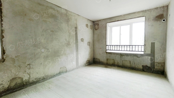 三房毛坯南北通透中间楼层采光好随时看房