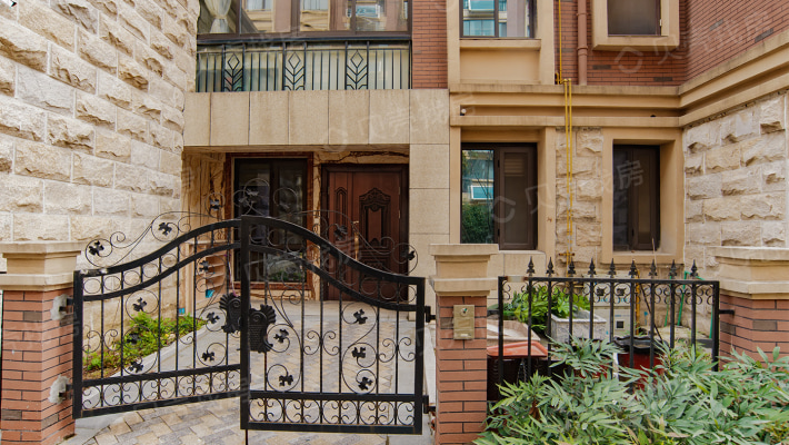 一楼带花园洋房,带一个超大地下室,精装洋房-入户花园