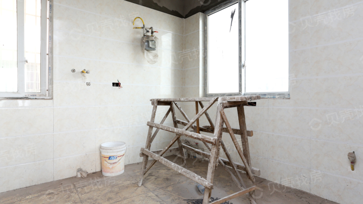 房子已基装,买家具家电就可入住。满两年可交