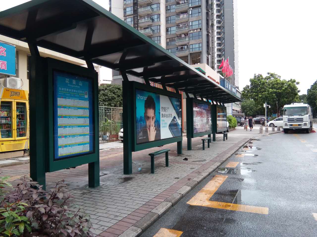 花果山公交站台全景
