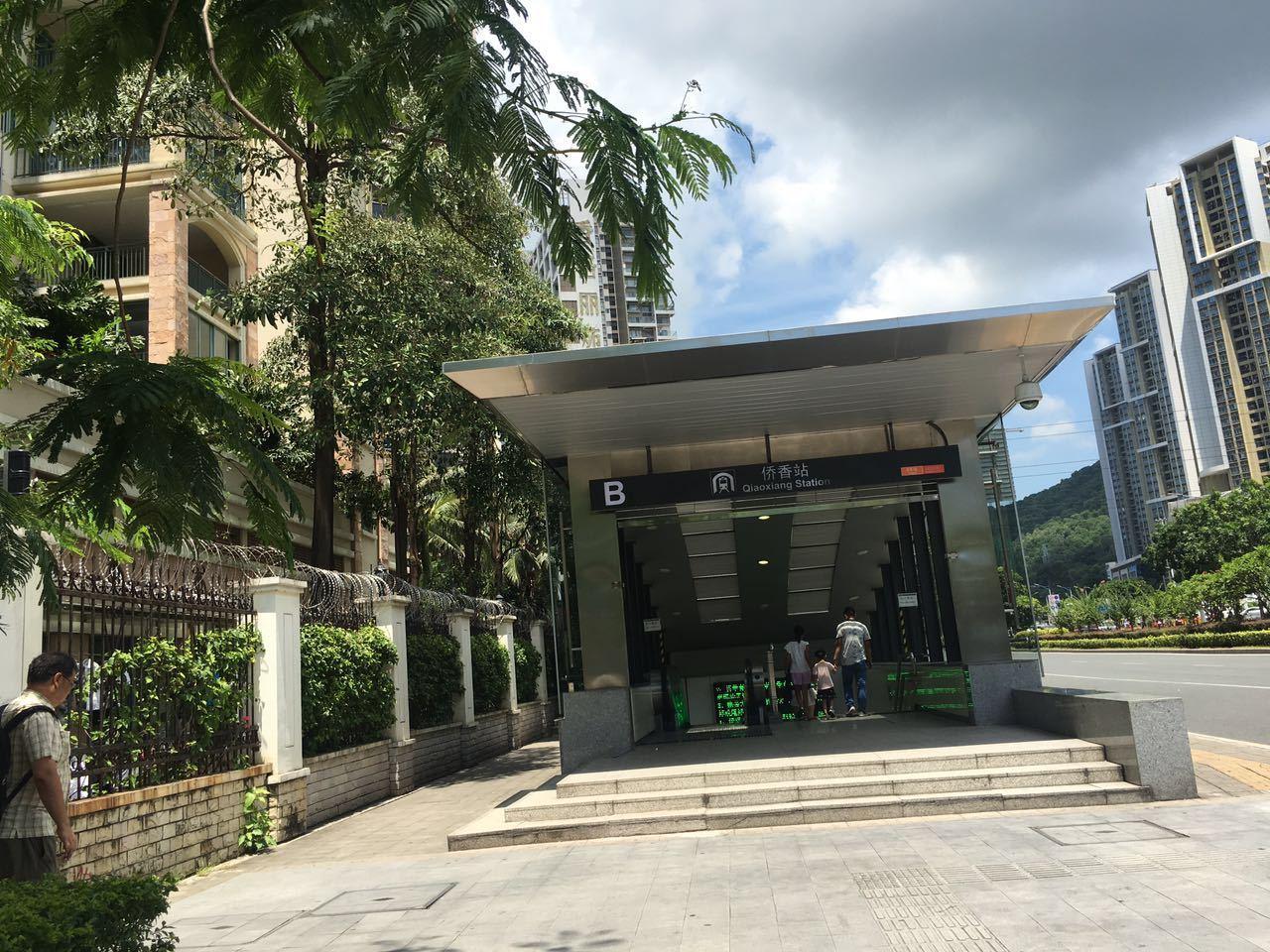 是2号线蛇口线的侨香地铁站,2号线是从新秀开往赤湾,途经黄贝岭,湖贝