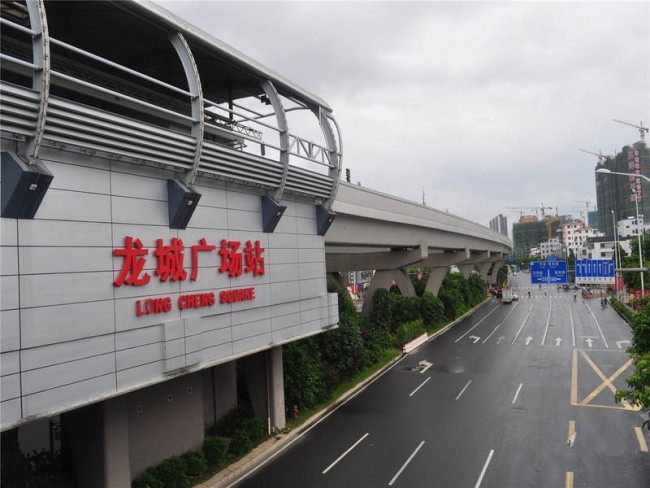 此图就是地铁3号线(龙岗线,龙城广场地铁站的实景图.