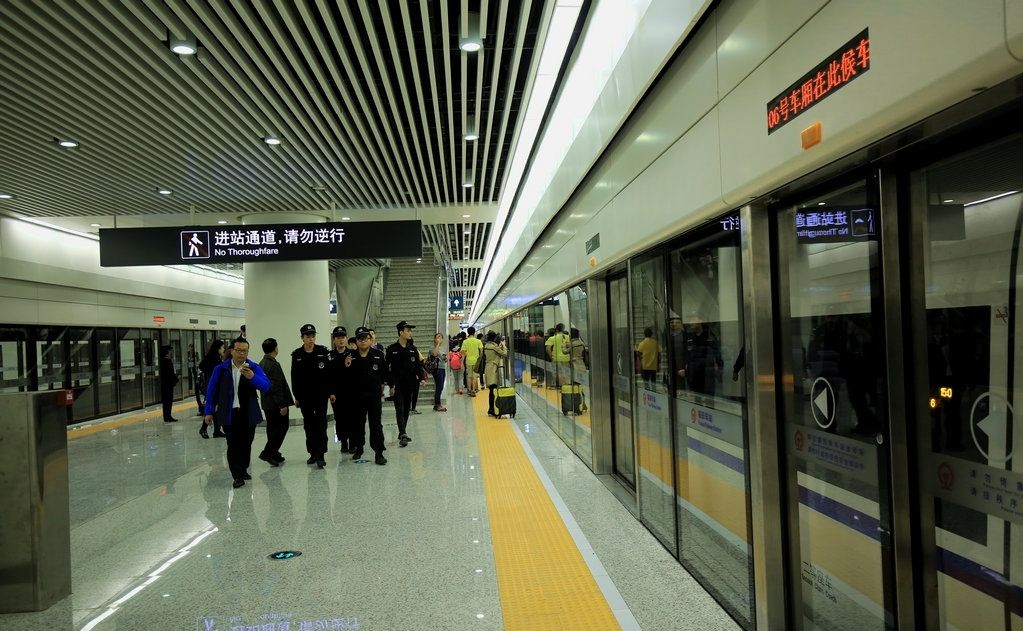 附近就有一条在建的9号线,香梅站,预计今年2016年11月底开通,距离小区