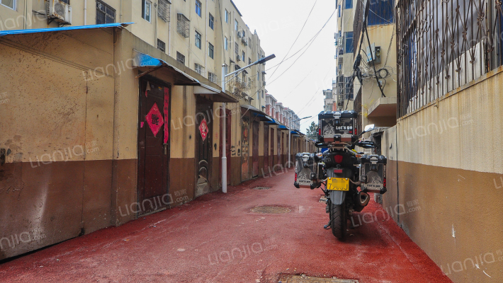 晶玻家属院外景图