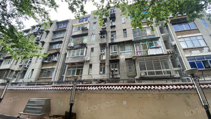 中南财经政法大学教工宿舍外景图