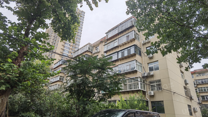 政法学院宿舍外景图