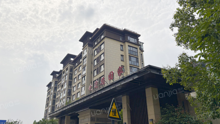 金辉白马云著外景图