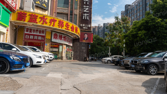 蔚蓝天空大厦外景图