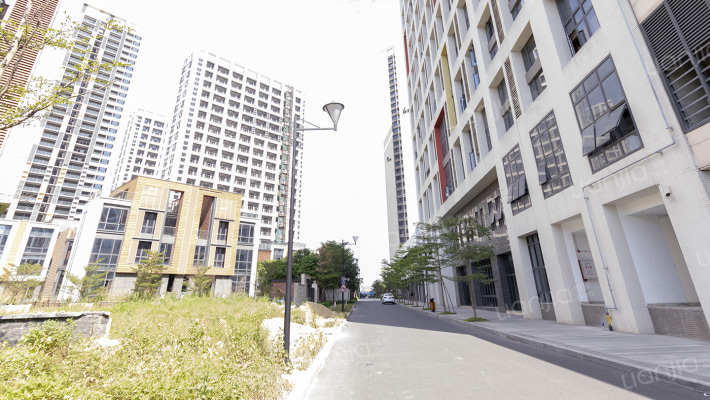 金龙城财富广场外景图