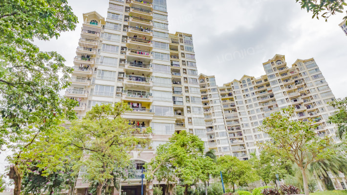 水岸山城外景图