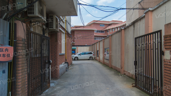 建工大楼外景图