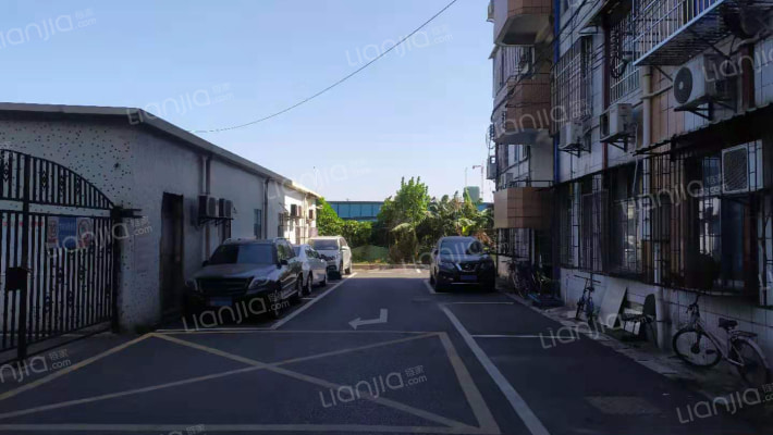 63中学校宿舍外景图