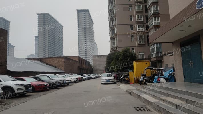 九月华城外景图