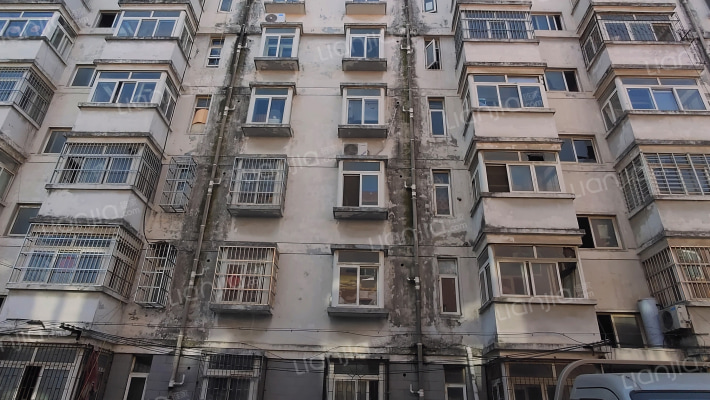 双凤中学教师楼外景图