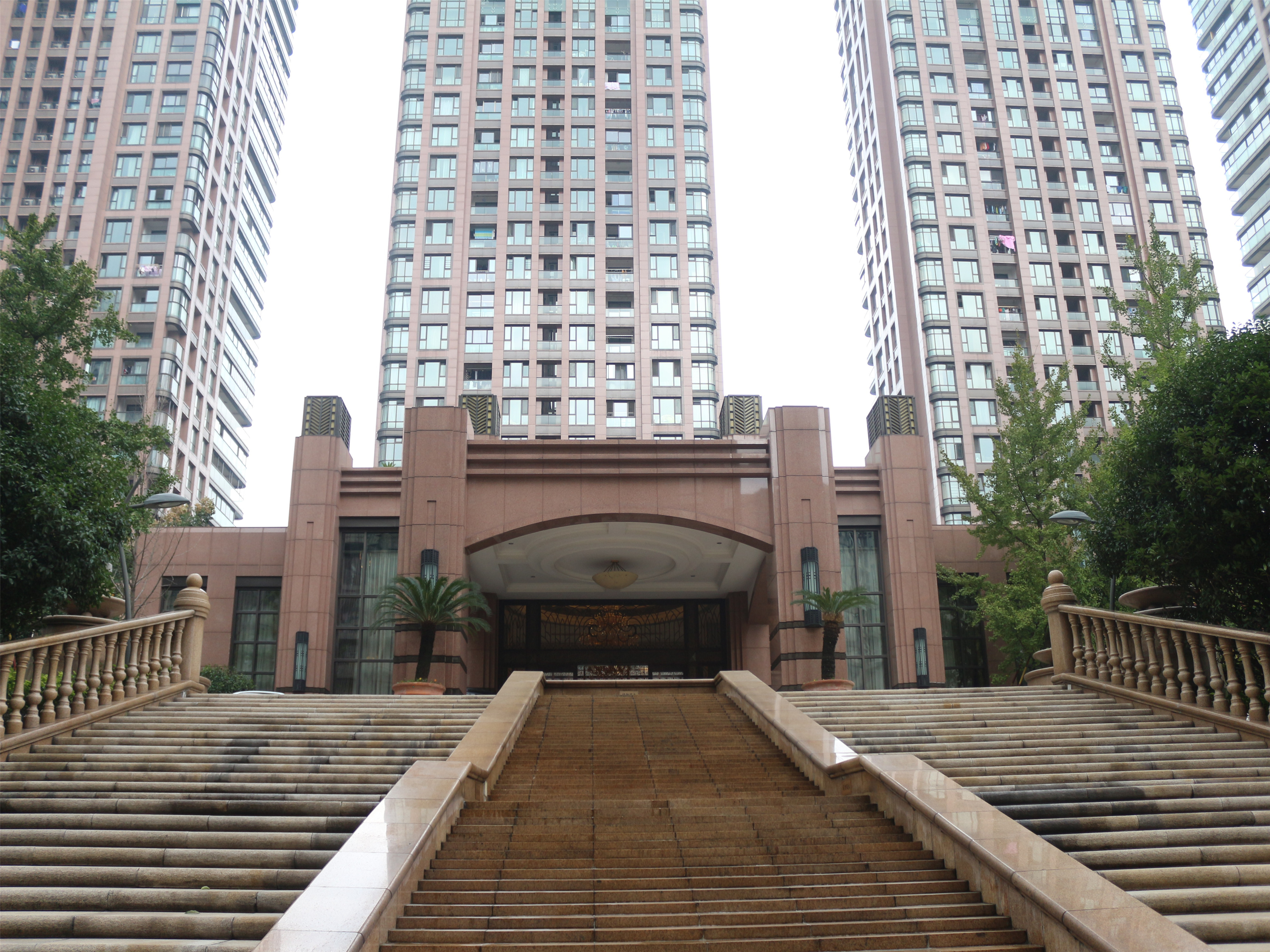 Rainbow Luxury compound photo 17