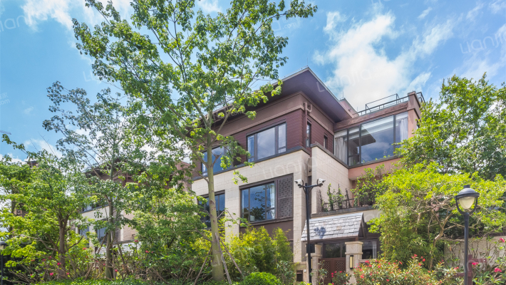 华发观山水外景图