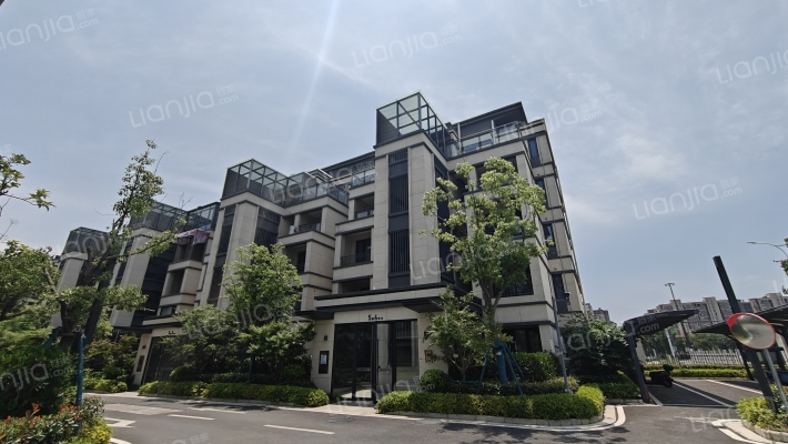 保利湖畔云上外景图