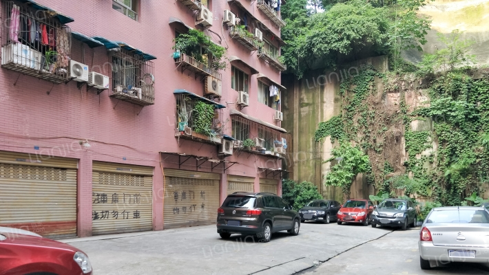 依山住宅小区外景图