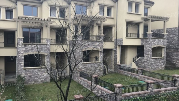 望津山别墅区外景图