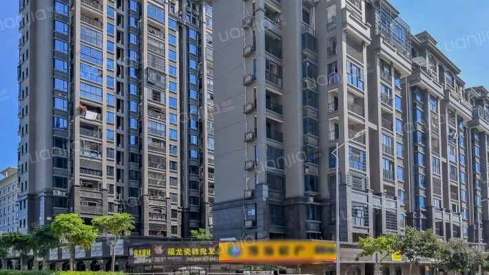 金色阳光外景图