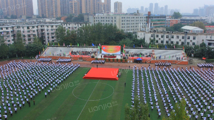 川师大南门校园广场外景图