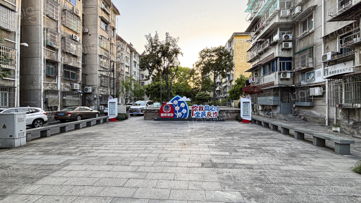 春秋社区菜市街外景图