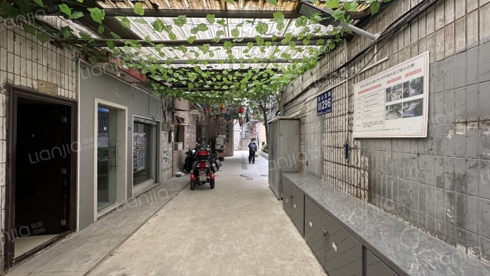 宝山北路296号外景图