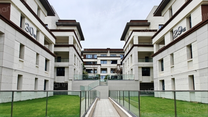 俊峰山万里外景图