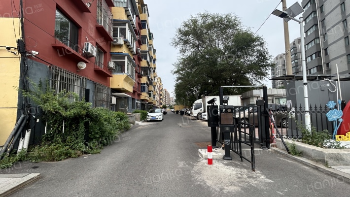 于洪区教师楼外景图