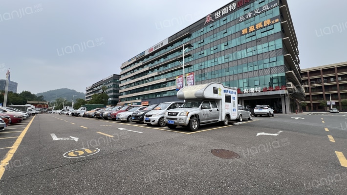 半山广场外景图