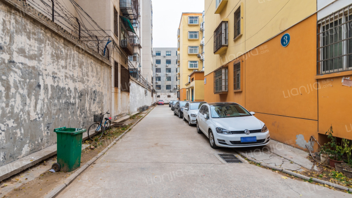 万山府院外景图