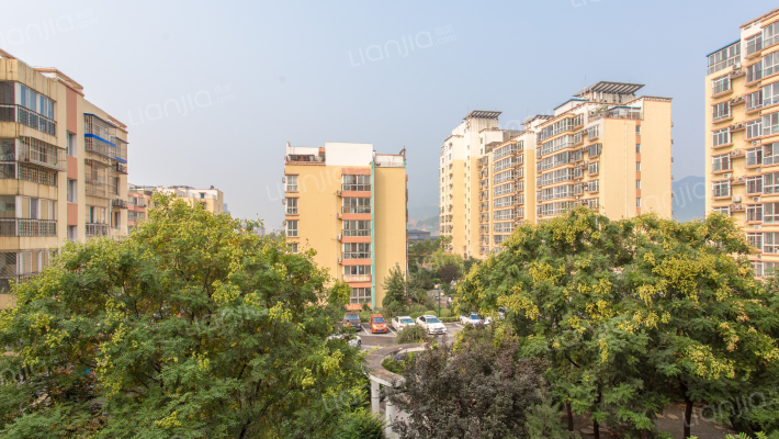 阁外山水外景图