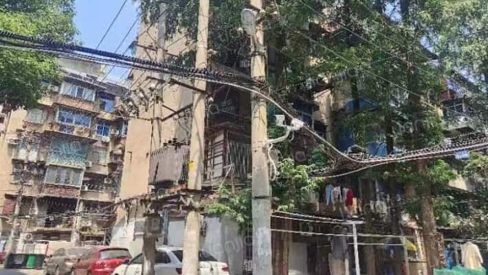 武汽宿舍外景图