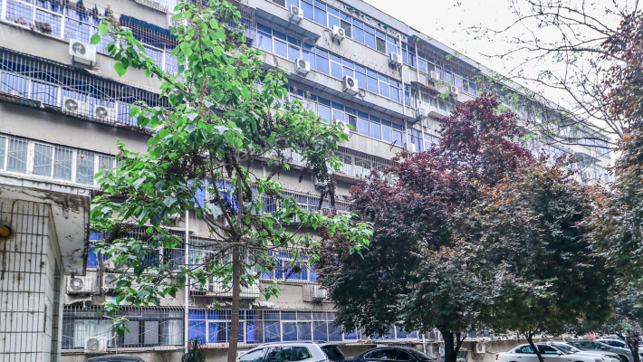 信合家属院外景图