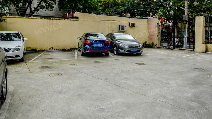 建灵大楼外景图