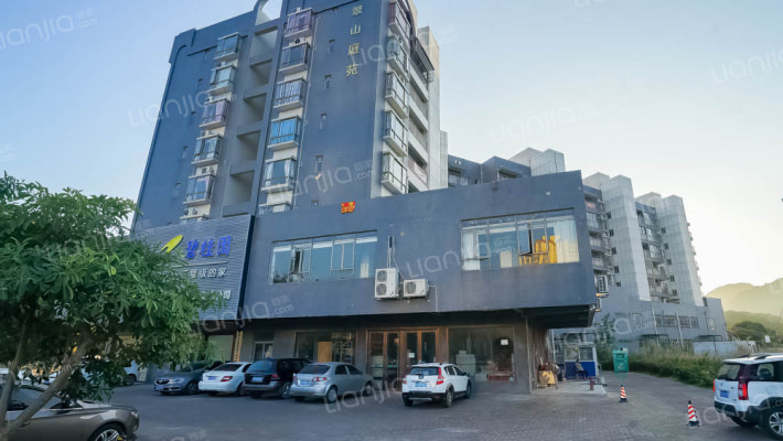 翠山庭苑外景图