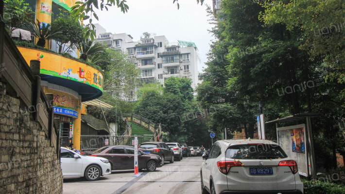 奔力乡间城外景图