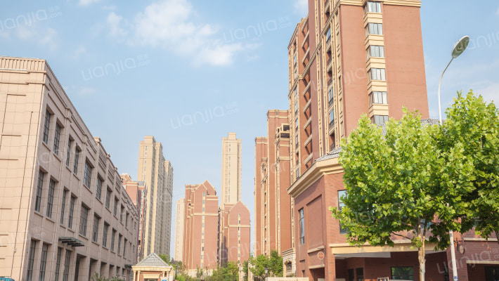 天下锦城巴斯镇外景图