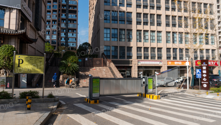 环亚高铁芯城外景图