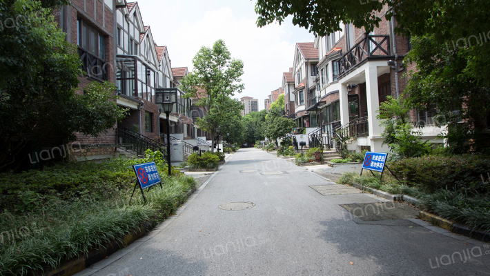 君地上郡外景图