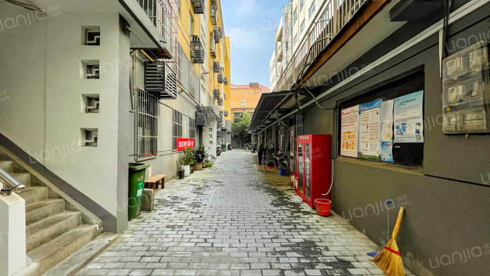 艺术中心家属院外景图